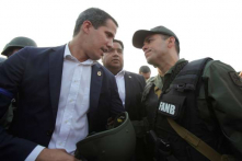 Guaido mạnh mẽ kêu gọi nổi dậy, nhưng quân đội vẫn trung thành với Maduro