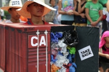 Philippines bắt đầu vận chuyển 69 container rác trả lại Canada