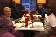 3 người đàn ông mời một góa phụ xa lạ ngồi ăn cùng