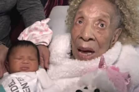 Cụ bà 105 tuổi bế chắt mới sinh, gia đình 5 thế hệ họp mặt