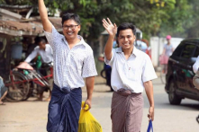 Hai phóng viên Reuters tại Myanmar được ân xá sau hơn 500 ngày ngồi tù