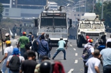 Chế độ Maduro dùng xe bọc thép Trung Quốc đàn áp người biểu tình