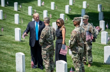Tổng thống Trump và phu nhân viếng thăm nghĩa trang Arlington