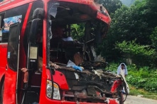 Hoà Bình: Xe tải chở sắt vụn va chạm xe khách, hơn 40 người thương vong