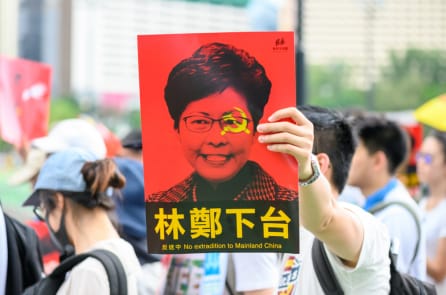 Từ cương quyết tới cúi đầu: Vì sao bà Carrie Lam thay đổi thái độ?