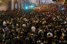 15 giờ bao vây trụ sở cảnh sát Hồng Kông kết thúc trong hòa bình