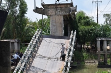 Cầu BOT Tân Nghĩa bị sập: Thay mới nhịp giữa, hạ tải còn 3,5-5 tấn