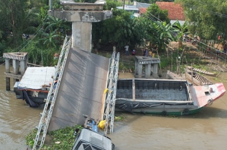 Công an Huyện Cao Lãnh: Cầu BOT sập do phương tiện quá tải trọng