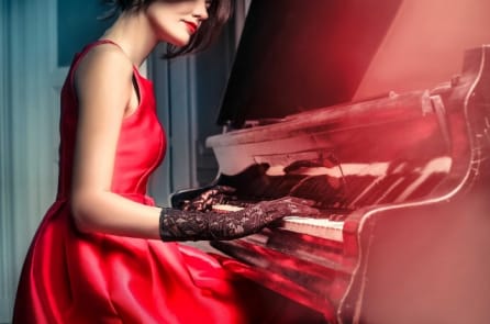 Chiếc đàn piano màu gụ đỏ – Tình thương của người bà