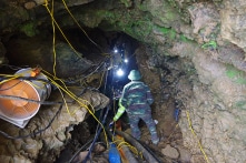 Đưa thi thể nạn nhân bị mắc kẹt 10 ngày dưới hang đá ra ngoài