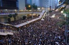 Bà Carrie Lam xin lỗi, không từ chức khi gần 2 triệu người biểu tình