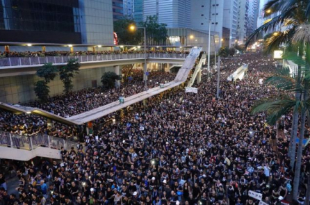 Bà Carrie Lam xin lỗi, không từ chức khi gần 2 triệu người biểu tình