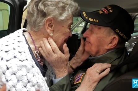 Cuộc hội ngộ xúc động của cựu chiến binh Mỹ và mối tình đầu sau 75 năm