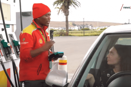 Giúp khách, nhân viên bán xăng nhận được “quà” bằng 8 năm tiền lương