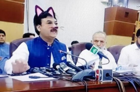 Pakistan: Chính trị gia vô tình bật hiệu ứng “mặt mèo” khi đang livestream