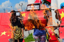 Người Philippines đốt cờ Trung Quốc, phê phán ông Duterte “yếu nhược”