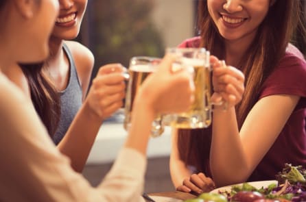 Uống rượu bia tăng nguy cơ ung thư vú, nhưng đa số phụ nữ không biết