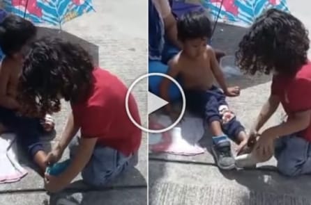 Cậu bé 2 tuổi cởi giày tặng cho đứa trẻ vô gia cư