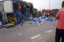 Ít nhất 5 người chết do bị xe tải lật đè khi đứng xem hiện trường TNGT