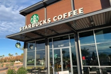 Starbucks yêu cầu cảnh sát rời cửa hàng vì khách hàng ‘không thấy an toàn’