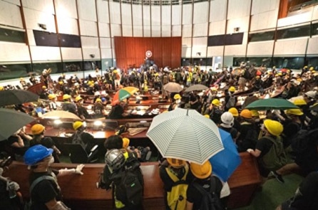 Bức thư thanh niên Hồng Kông gửi đến bố mẹ: “Chúng con không phải là côn đồ”