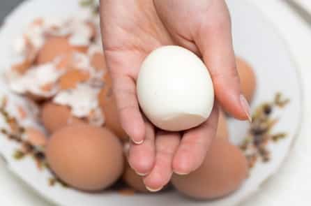 Cách luộc trứng ngon mà không bị sát vỏ