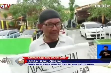 Cha đeo biển “bán thận” để có tiền phẫu thuật não cho con