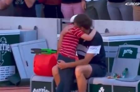 Bố thua trận, con trai chạy đến ôm động viên ấm áp