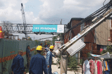 Cần cẩu dự án chống ngập 10.000 tỷ đồng đổ sập xuống nhà dân