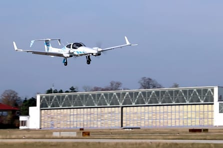 Video: Lần đầu tiên một máy bay hạ cánh hoàn toàn tự động