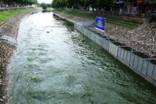 Hà Nội nói về vụ ‘xả nước khiến cuốn trôi kết quả thí nghiệm làm sạch sông Tô Lịch’
