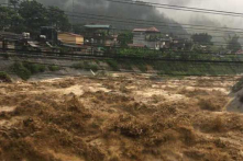 Mưa lũ tại Yên Bái làm nhấn chìm ô tô, máy xúc