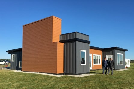 Ngôi nhà chống bão làm từ hơn 600.000 chai nhựa tái chế