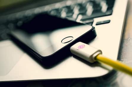 Vì quá kỹ lưỡng, phần lớn chúng ta đều đang sạc pin sai cách