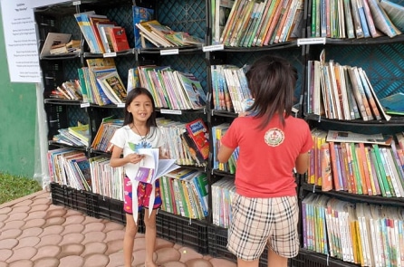 Cậu bé 15 tuổi nổi tiếng khi dựng một “thư viện đường phố”