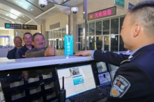 Biên phòng Trung Quốc cài ứng dụng giám sát vào điện thoại khách du lịch