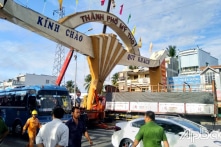 Xe tải tông nghiêng cổng chào TP. Mỹ Tho: Thiệt hại hơn 1 tỷ đồng