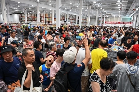 Khách TQ chen lấn khiến Costco tạm đóng cửa sau 5 tiếng khai trương