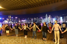 Hàng vạn người nắm tay nhau kéo dài hơn 40 km hưởng ứng “Con đường Hồng Kông”