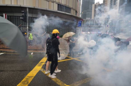 Video: Người biểu tình Hồng Kông vô hiệu hóa lựu đạn cay trong “1 nốt nhạc”