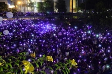 Hơn 30.000 người Hồng Kông mít tinh lên án cảnh sát dùng bạo lực với người biểu tình nữ