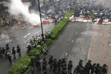 Người Hồng Kông biểu tình trong mưa, cảnh sát lần đầu tiên điều động xe vòi rồng