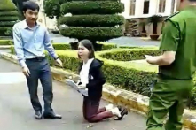 Đắk Lắk: Cô giáo quỳ trong sân trụ sở UBND tỉnh để nộp đơn khiếu nại