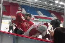 Đội khúc côn cầu TQ đánh đội Hồng Kông ngay trên sân khiến dân mạng tức giận