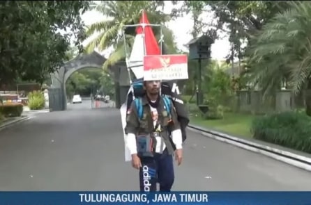 Người đàn ông Indonesia “đi lùi” 800 km để kêu gọi bảo vệ rừng