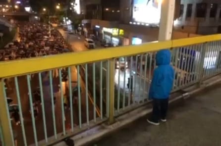 Hồng Kông: Cậu bé đứng trên cầu bắt nhịp hô khẩu hiệu cho người biểu tình (video)