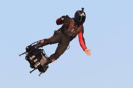 Lần đầu tiên dùng ván bay phản lực vượt eo biển Anh – Pháp