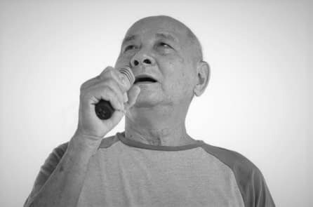 Người đàn ông hát karaoke đến mức thủng phổi