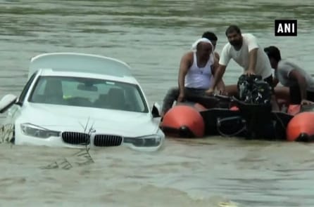 Không vừa ý món quà cha tặng, con trai vứt xe BMW xuống sông