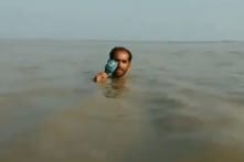 Người “phóng viên tận tụy” đưa tin về lũ lụt ở Pakistan